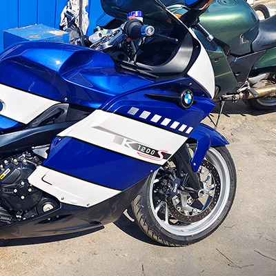 Комплект наклеек для мотоцикла BMW K1200S 2005 года выпуска в синем дизайне. Наклейки на мотоцикл BMW K1200S Комплект наклеек для мотоцикла BMW K1200S 2005 года в синем дизайне